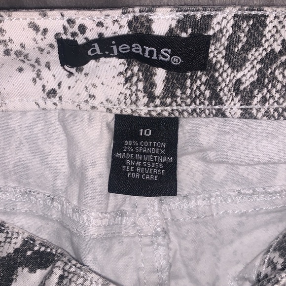 Black & White Snake Print shorts - Picture 3 of 3